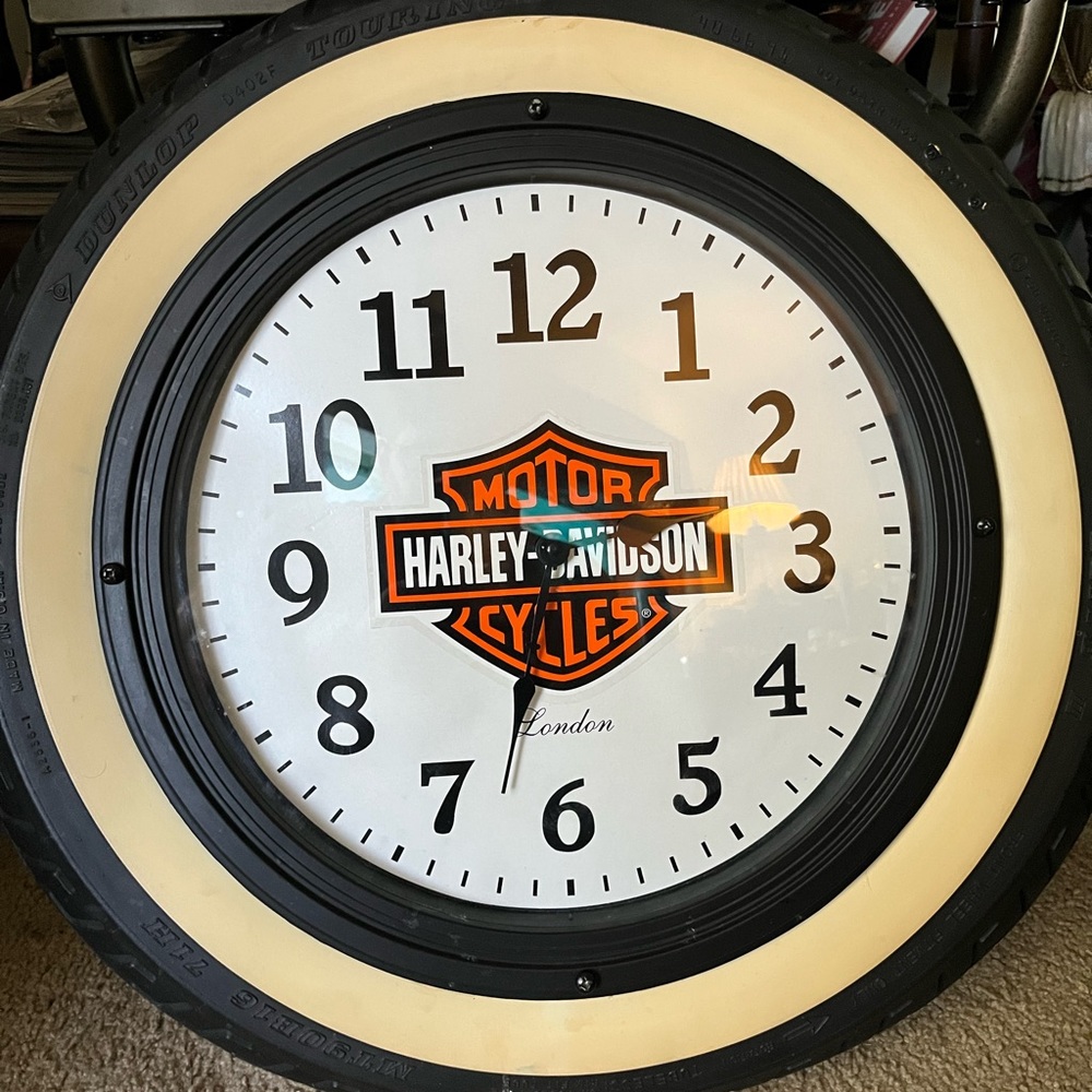This is a rare piece! Vintage Harley Davidson clock. A real motorcycle tire also